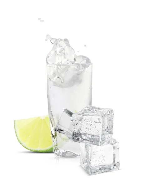 Skott Vodka Med Och Lime Vit Bakgrund — Stockfoto
