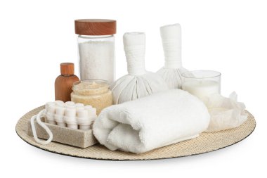 Beyaz üzerine izole edilmiş farklı vücut bakım ürünleriyle güzel bir spa kompozisyonu