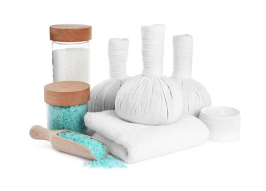 Beyaz üzerine izole edilmiş farklı vücut bakım ürünleriyle güzel bir spa kompozisyonu