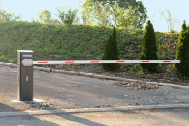 Açık havada güneşli bir günde kapalı patlama engeli