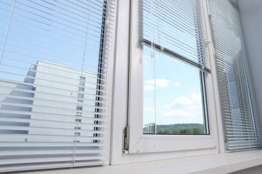 Yatay jaluzili pencere, düşük açılı görüş