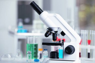 Laboratuvarda modern tıbbi mikroskop. Metin için boşluk