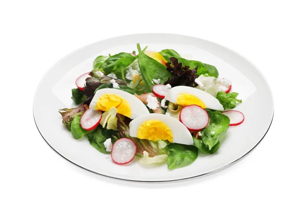 Salada Deliciosa Com Ovo Cozido Rabanete Queijo Isolado Branco — Fotografia de Stock