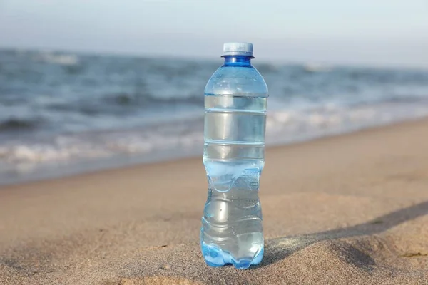 Πλαστικό Μπουκάλι Γλυκού Νερού Υγρή Άμμο Κοντά Στη Θάλασσα — Φωτογραφία Αρχείου