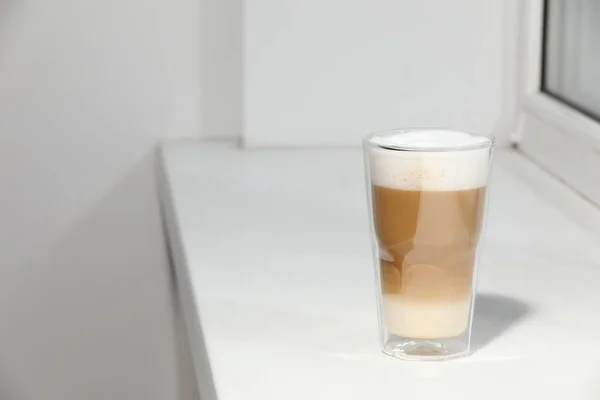 Vidro Com Latte Peitoril Janela Branca Espaço Para Texto — Fotografia de Stock
