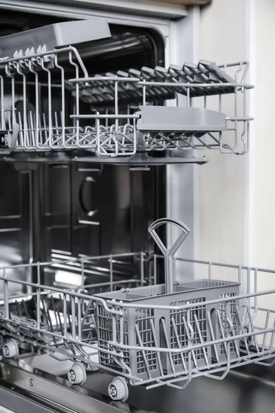 Відкрити Чисту Порожню Посудомийну Машину Кухні Крупним Планом — стокове фото