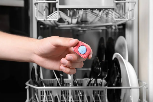 Γυναίκα Τοποθέτηση Απορρυπαντικού Δισκίο Ανοιχτό Πλυντήριο Πιάτων Στην Κουζίνα Closeup — Φωτογραφία Αρχείου