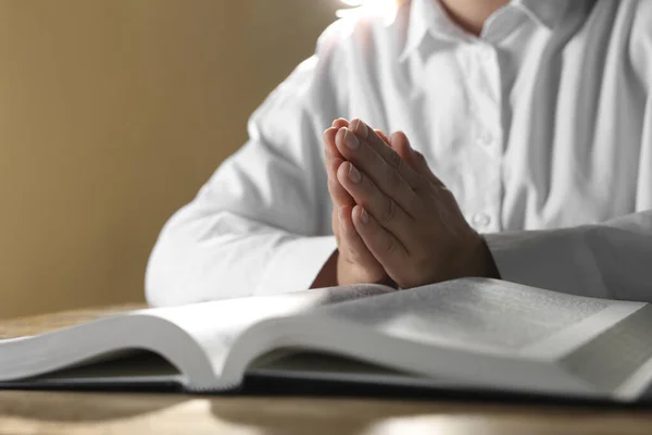 Vrouw Hand Hand Geklemd Tijdens Het Bidden Bijbel Aan Houten — Stockfoto