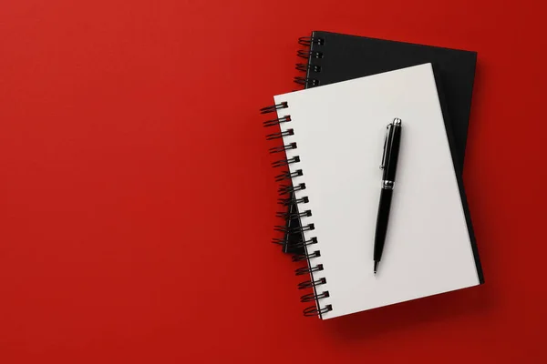 Cuadernos Bolígrafo Sobre Fondo Rojo Vista Superior Espacio Para Texto —  Fotos de Stock