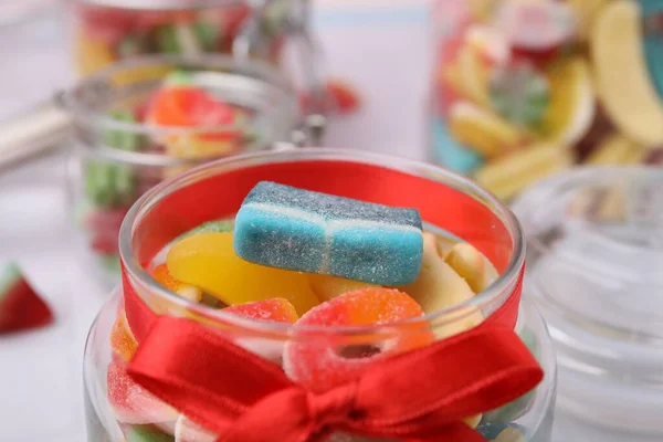 Szklany Słoik Smacznymi Kolorowymi Cukierkami Galaretkowymi Stole Zbliżenie — Zdjęcie stockowe