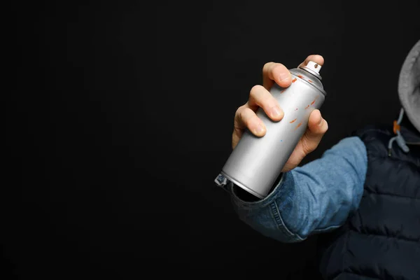 Man Håller Används Burk Sprayfärg Svart Bakgrund Närbild Plats För — Stockfoto