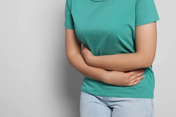 Junge Frau Mit Menstruationsschmerzen Auf Grauem Hintergrund Nahaufnahme — Stockfoto