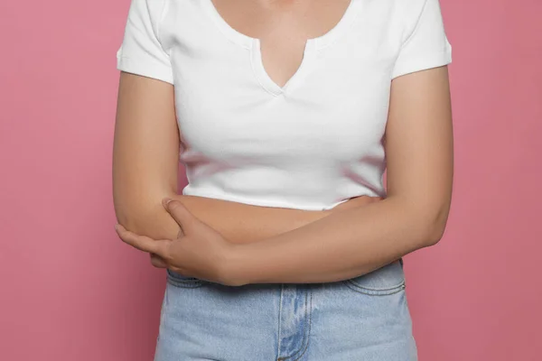 Jonge Vrouw Die Lijdt Aan Menstruatiepijn Roze Achtergrond Close — Stockfoto