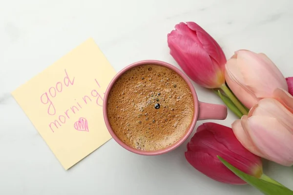 Kopp Aromatiskt Kaffe Vackra Rosa Tulpaner Och God Morgon Vit — Stockfoto