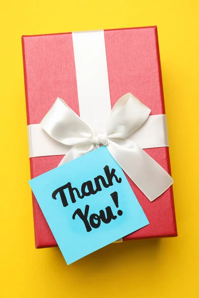 Cadeau Doos Lichtblauw Papier Briefje Met Zin Dank Gele Achtergrond — Stockfoto