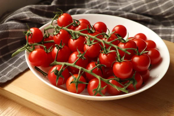 Plate Ripe Whole Cherry Tomatoes Wooden Table Closeup — Stock Photo, Image