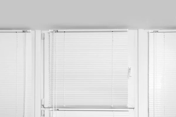 Fenêtre Avec Stores Horizontaux Blancs Fermés Intérieur Vue Angle Bas — Photo
