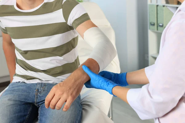 Doctor Applying Bandage Patient Arm Hospital Closeup — Stock Photo, Image