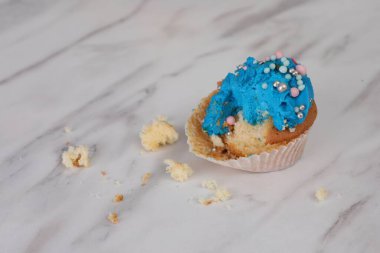 Işık masasında kremalı başarısız kek. Sorunlar olur.