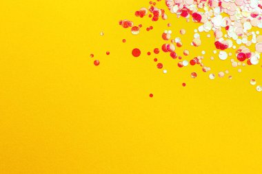 Sarı arka planda parlak pembe bir parıltı. Metin için boşluk