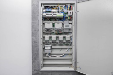 Elektrik sayaçları ve kabloları olan sigorta kutusu.