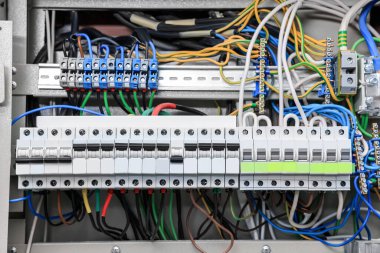 Sigorta kutusunda birçok kablo bulunan elektrik paneli, yakın plan
