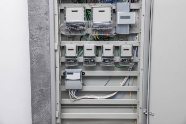Elektrik sayaçları ve kabloları olan sigorta kutusu.