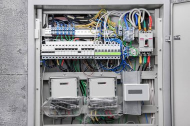 Elektrik sayaçları ve kabloları olan sigorta kutusu.