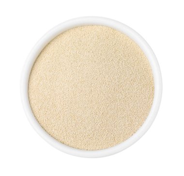 Beyaz arka planda kabın içindeki maya, üst manzara.