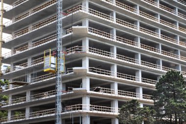 Çok katlı binanın yanındaki asansörlü kule yapım aşamasında.