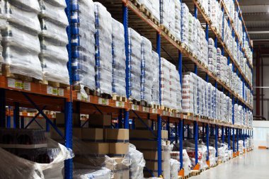 Depo içi, içi mal dolu metal raflarla dolu. Toptan satış işi.