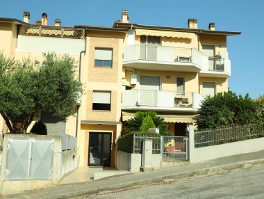 Güneşli bir günde balkonları olan modern konut binaları