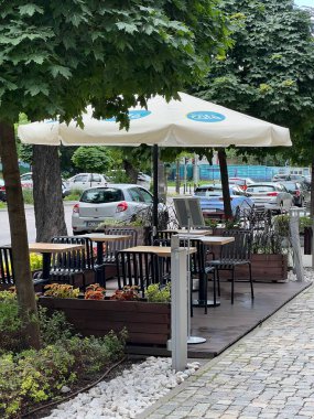 VARŞAN, POLAND - 11 HAZİRAN 2022: şehir caddesindeki açık kafe terası