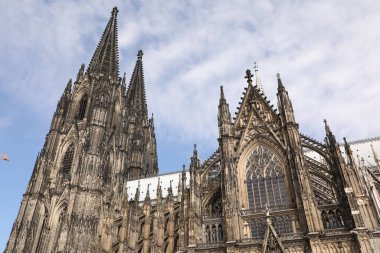 Köln, Almanya - 28 Ağustos 2022: Mavi gökyüzüne karşı güzel eski gotik katedral