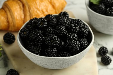 Beyaz mermer masada taze olgun böğürtlenler, yakın plan.