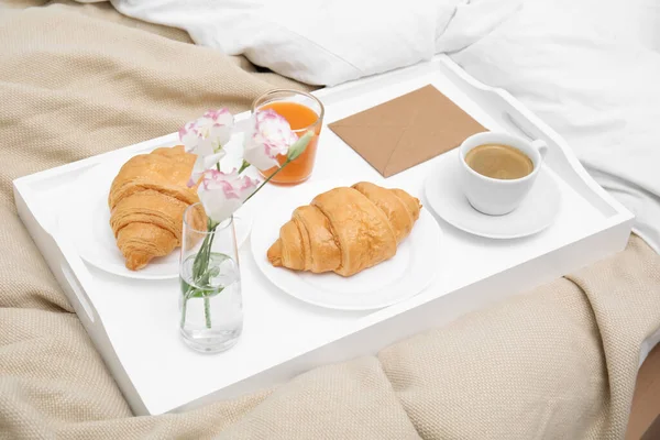 Tálca Finom Croissant Okkal Italokkal Virágokkal Ágyon — Stock Fotó