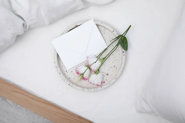 Tablett Mit Schönen Blumen Und Umschlag Auf Weißem Bett Draufsicht — Stockfoto