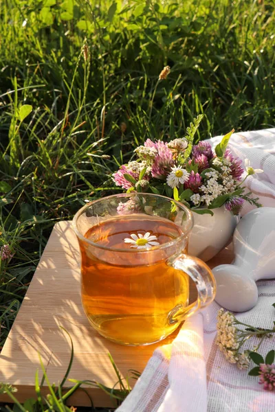 Filiżanka Aromatycznej Herbaty Ziołowej Tłuczka Zaprawy Ceramicznej Różnymi Dzikimi Kwiatami — Zdjęcie stockowe