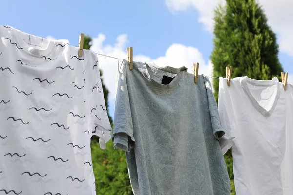 Temiz Giysilerle Çamaşır Ipi Çamaşırları Dışarıda Kurutuyorum — Stok fotoğraf