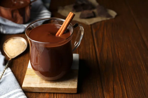 Copo Chocolate Quente Delicioso Com Pau Canela Mesa Madeira Espaço — Fotografia de Stock