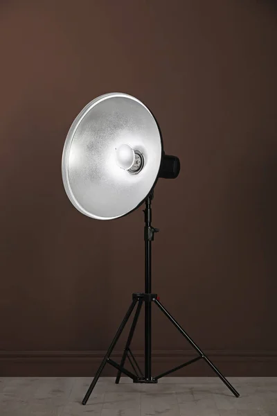 Professional Beauty Dish Reflector Tripod Brown Wall Room Photography Equipment — Stock Photo, Image