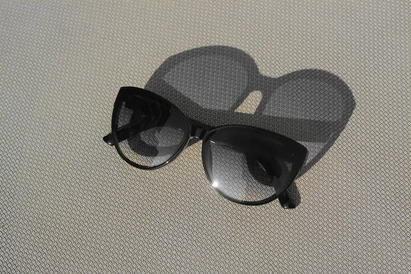 Elegantes Gafas Sol Superficie Gris Accesorio Playa Vista Superior — Foto de Stock