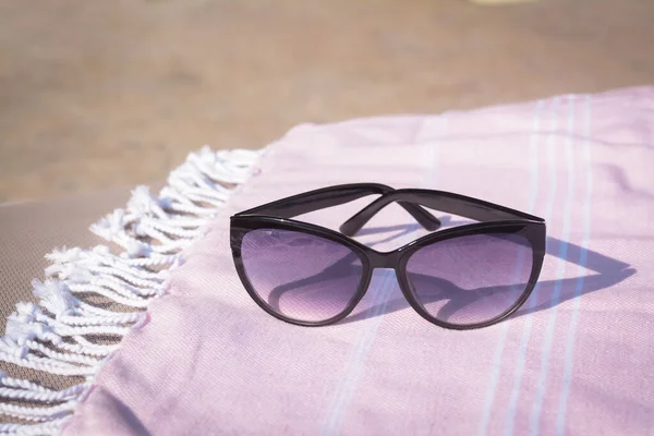 Stylové Sluneční Brýle Přikrývce Venku Detailní Záběr Příslušenství Pláže — Stock fotografie