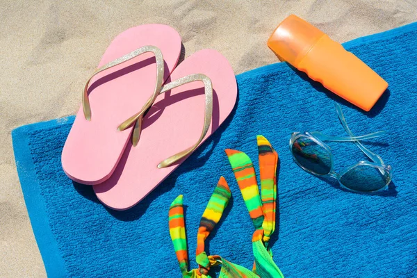 Toalla Playa Azul Suave Con Chanclas Botella Protector Solar Gafas — Foto de Stock