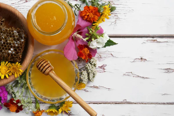Heerlijke Honing Met Kammen Verschillende Bloemen Witte Houten Tafel Plat — Stockfoto