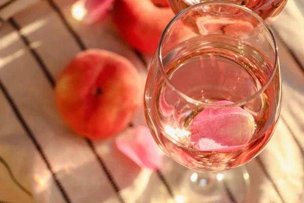 Ποτήρι Από Πεντανόστιμο Ροζέ Κρασί Πέταλα Και Ροδάκινα Λευκή Κουβέρτα — Φωτογραφία Αρχείου