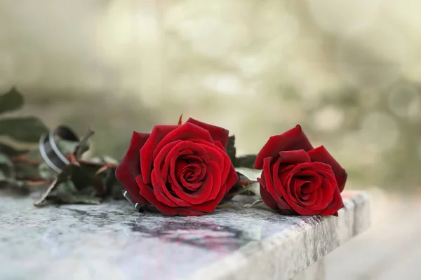 Roses Rouges Sur Pierre Tombale Granit Extérieur Cérémonie Funéraire — Photo