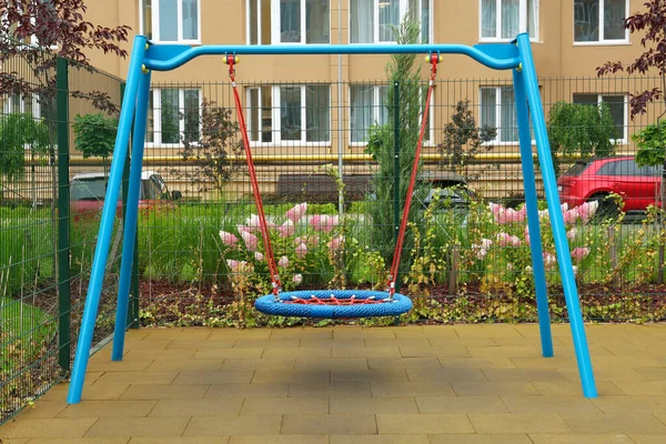 Hellblaue Nestschaukel Auf Spielplatz Wohngebiet — Stockfoto