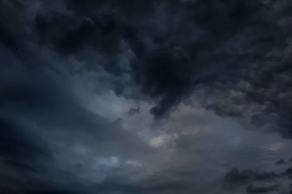 Живописный Вид Птицы Небе Проливными Дождливыми Облаками — стоковое фото