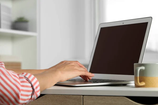 Jovem Mulher Trabalhando Com Laptop Local Trabalho Escritório Close — Fotografia de Stock